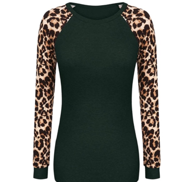 🎉HP🎉•S to 2XL•Cute Pullover leopard print top - Picture 2 of 7